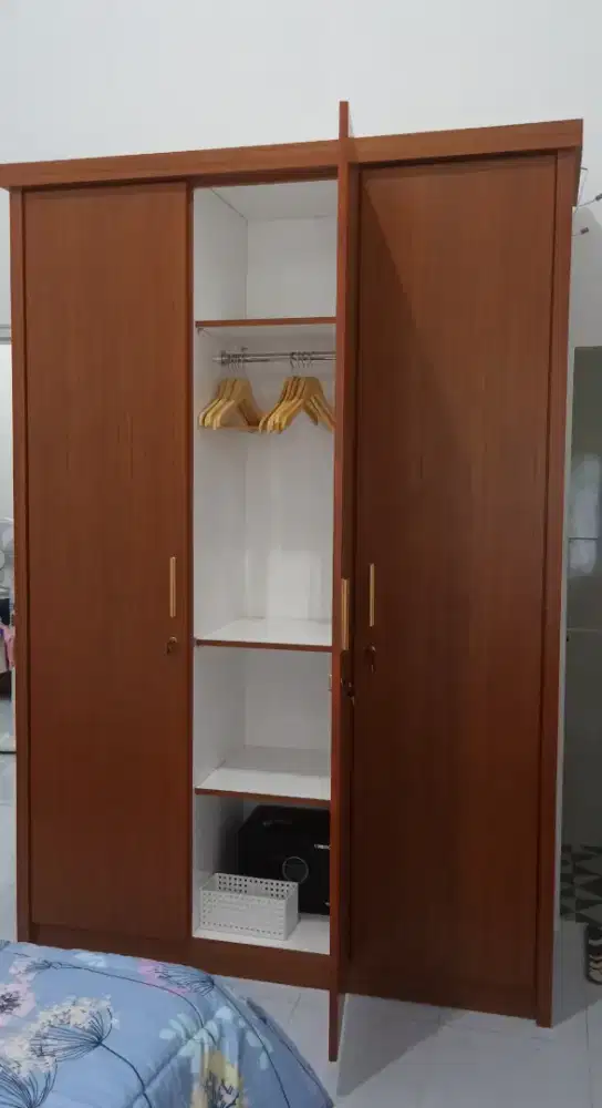 Lemari kayu lapis jati