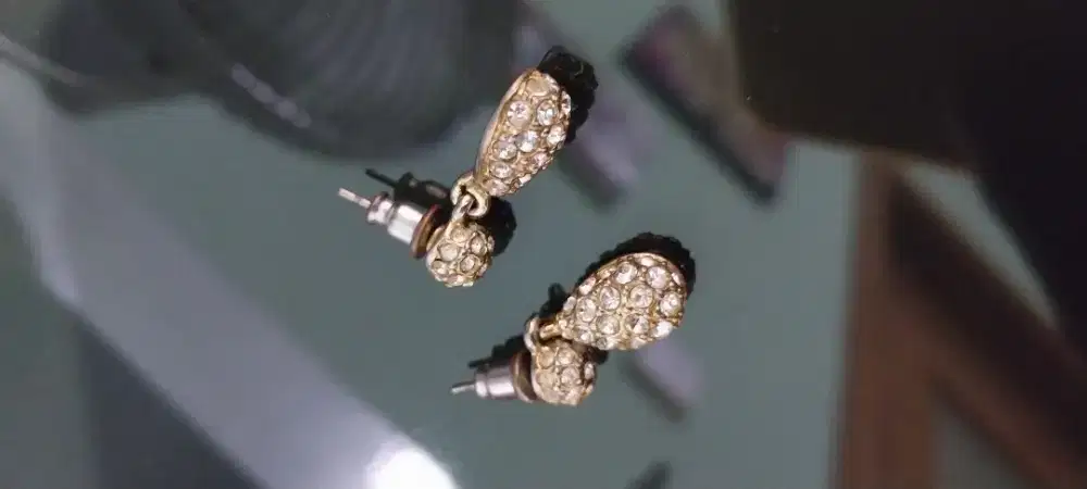 Anting bermata kristal