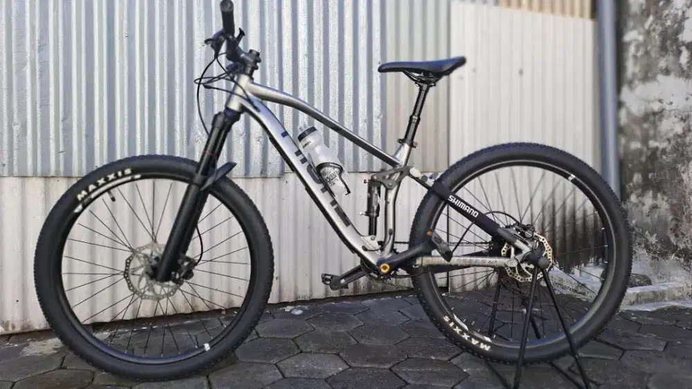 Sepeda Gunung, Softail, Downhill