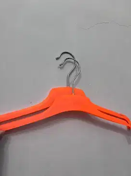 Limited edition hanger pakaian