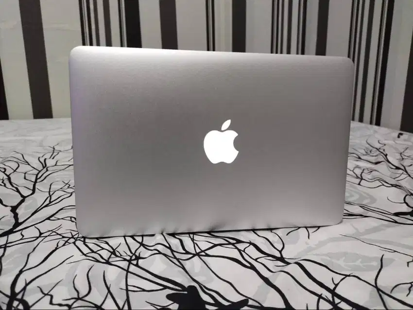 Macbook air core i5 11 inch second (MULUS 99% / NO LECET)