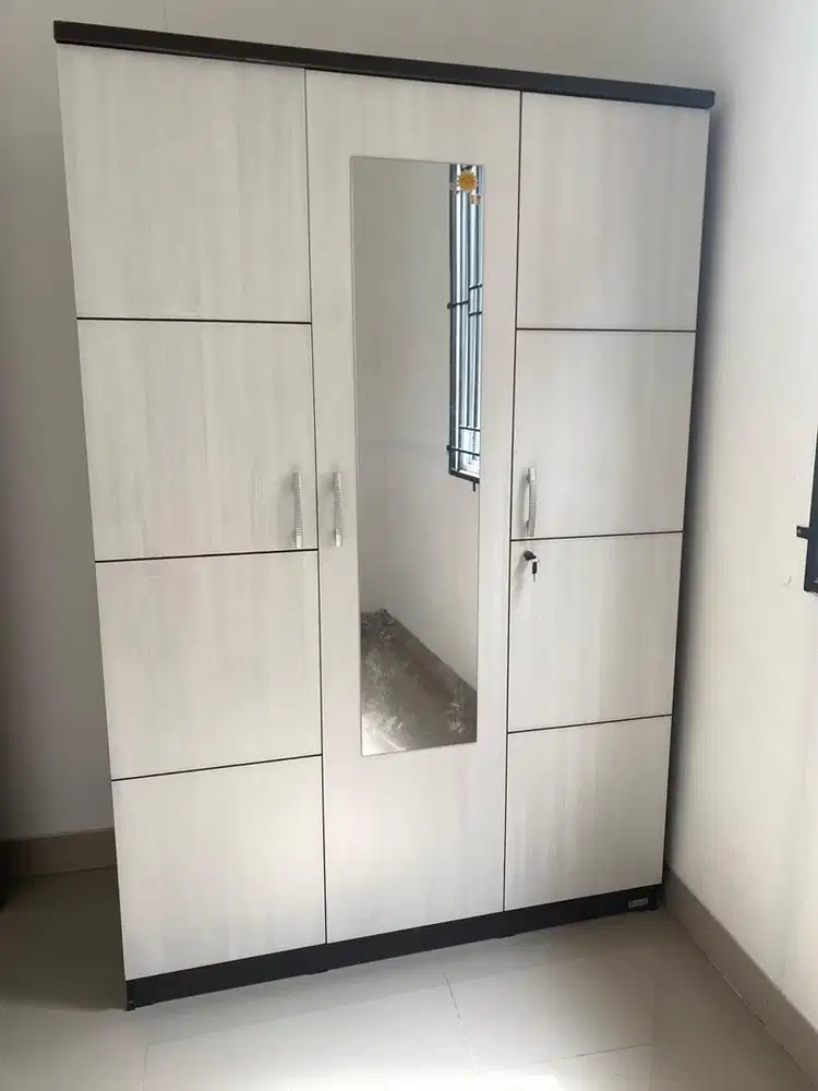 Lemari baju 3 pintu jual cepat mau pindah