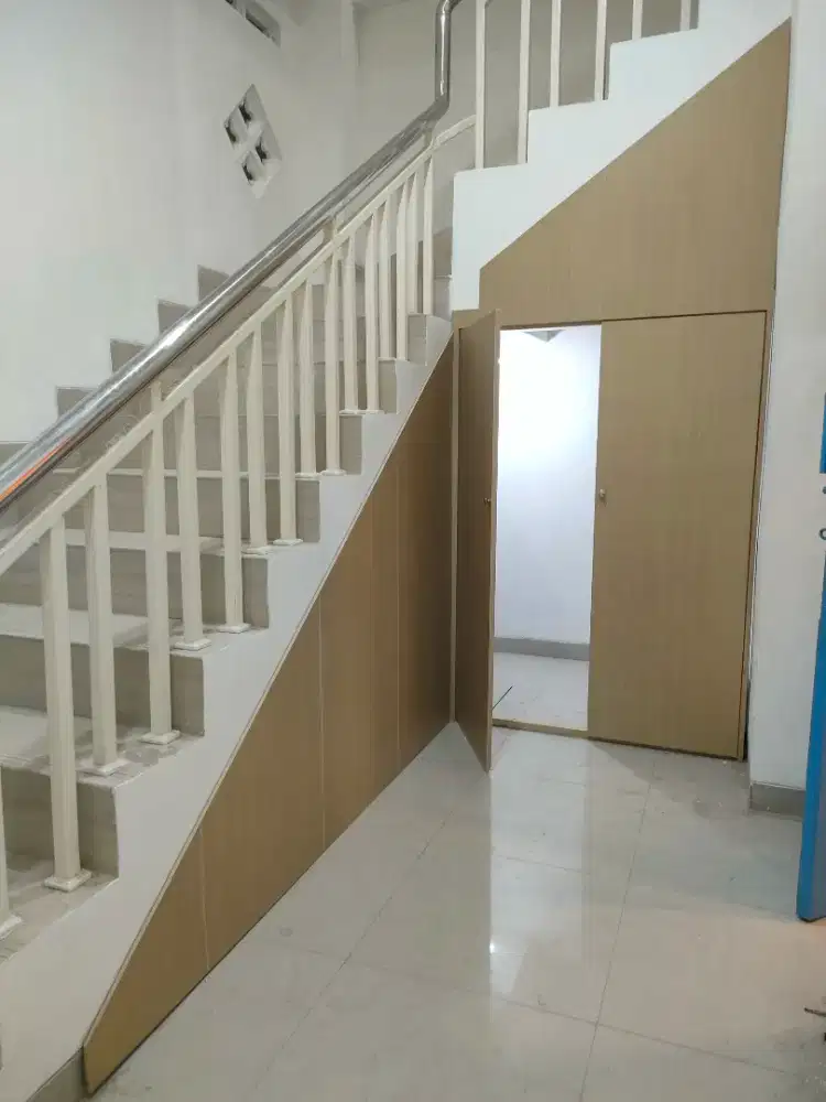 Lemari penutup pintu bawah tangga minimalis