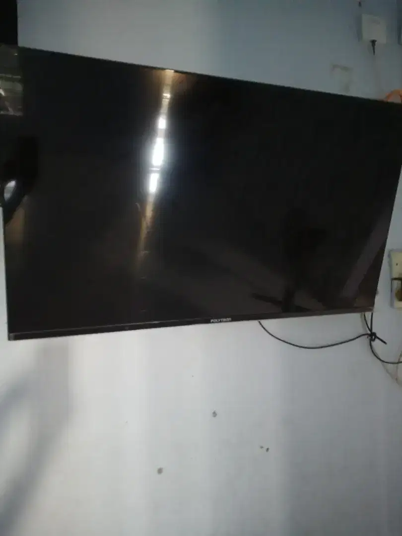 Tv android POLYTRON 43 inch ( no kotak karna sudah tebuang )