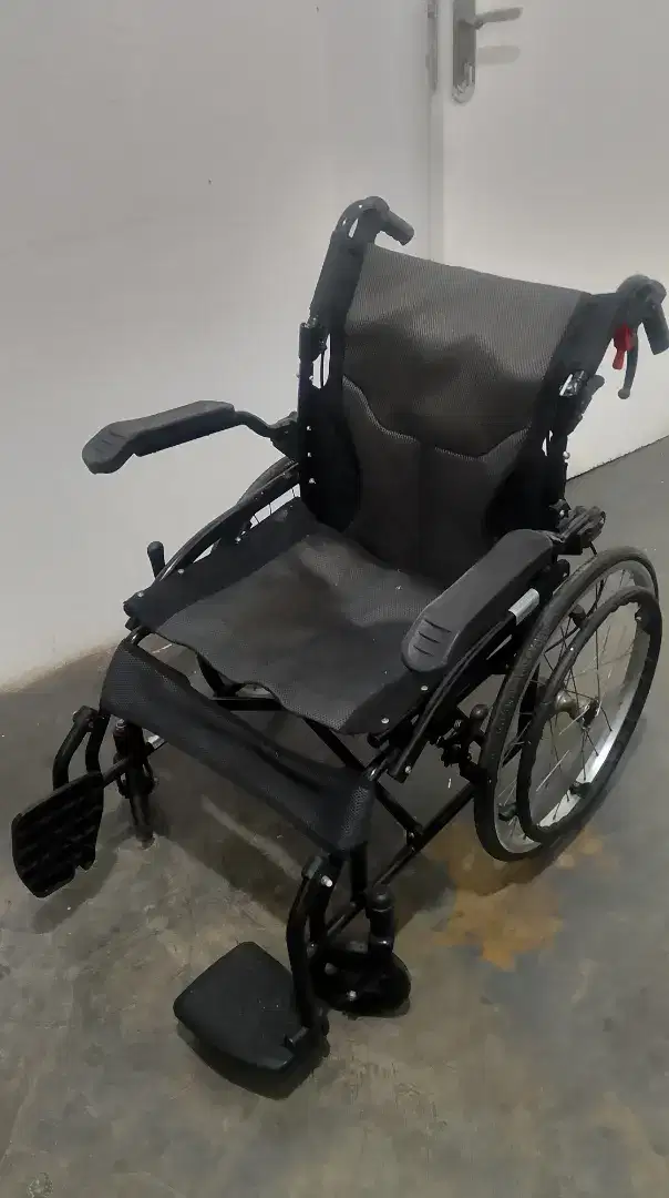 Kursi Roda Lipat