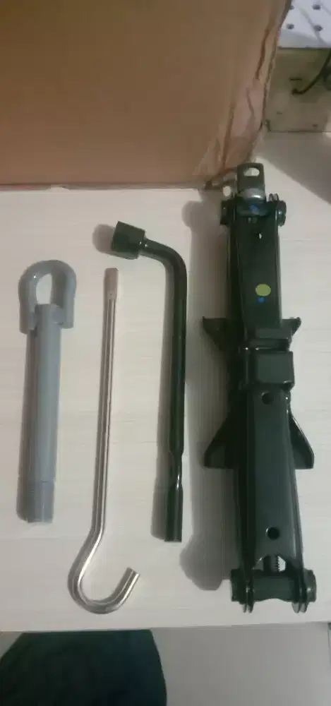 Dongkrak mobil belum dipakai