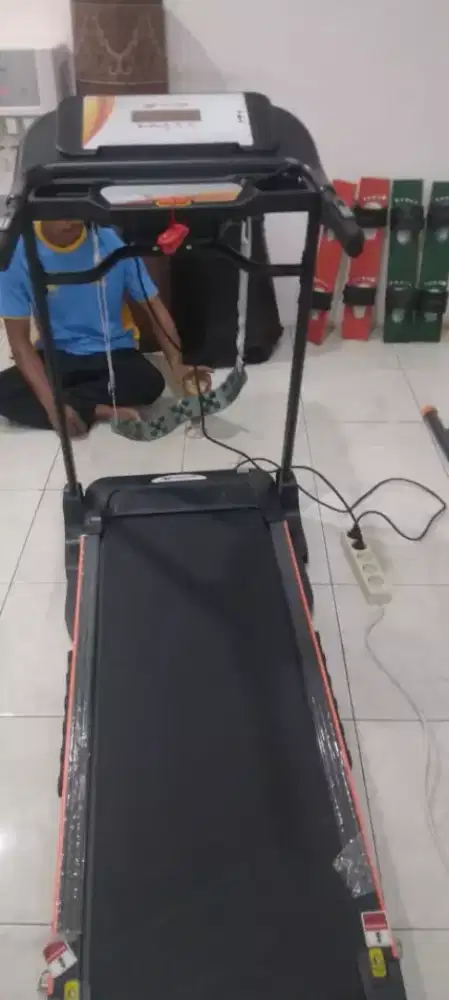 Alat fitnes treadmill elektrik TL ,266 kokoh