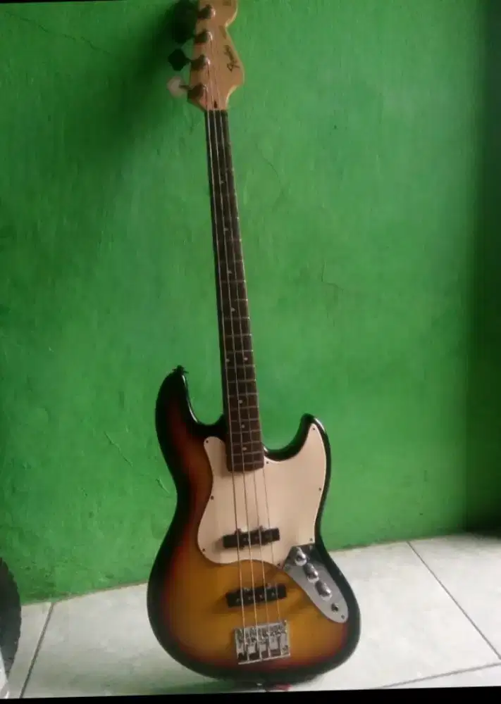 Bass electric ,senar 4 ,merk fender