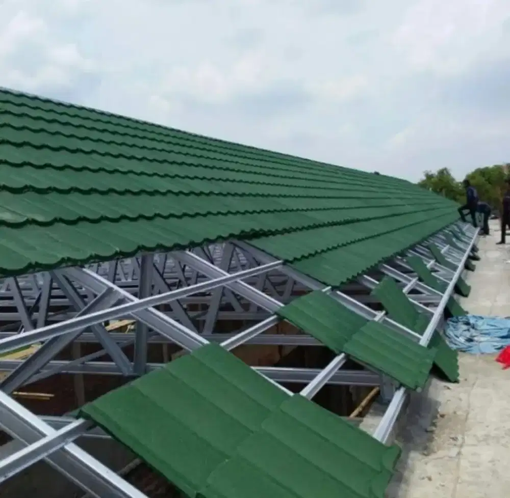 Baja ringan + genteng metal terpasang