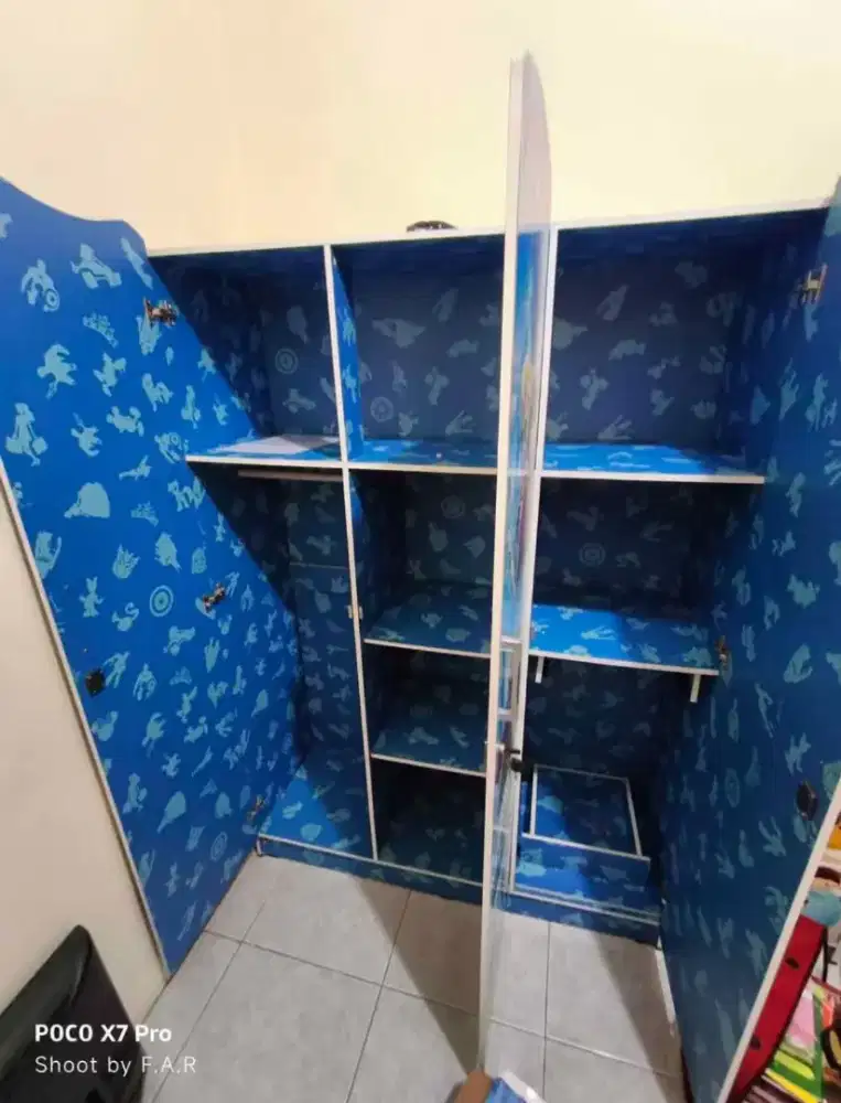 Lemari Baju Frozen 3 Pintu Kaca Like New