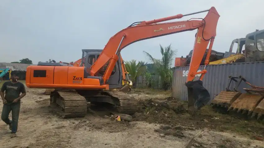 Excavator ZX210F th 2012 FULL ELEKTRIK th 2012 harga 375jt NEGO