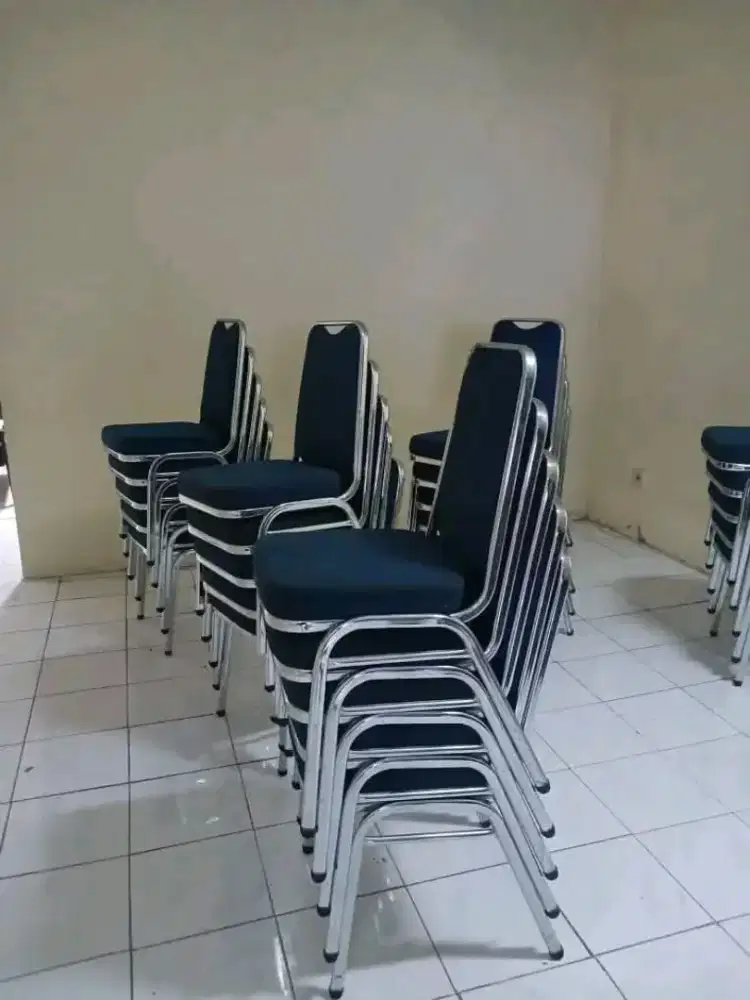 Kursi kantor susun futura