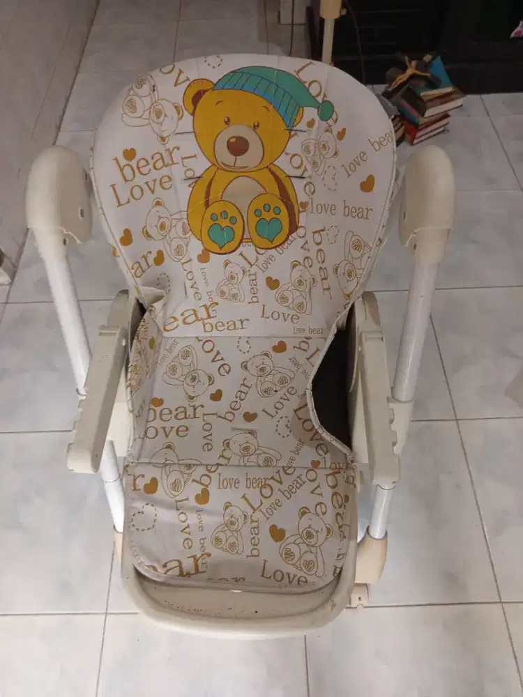 Kursi makan bayi