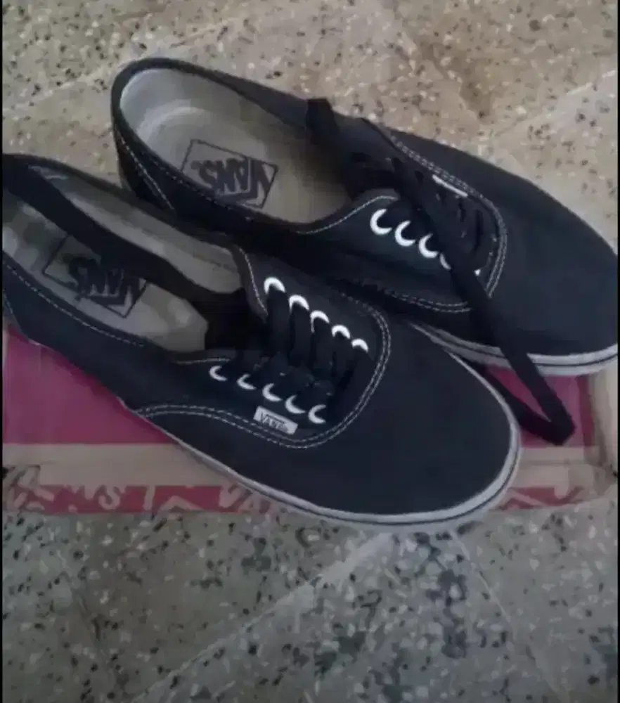 Dijual sepatu sneakers Vans Authentic black and white kW premium