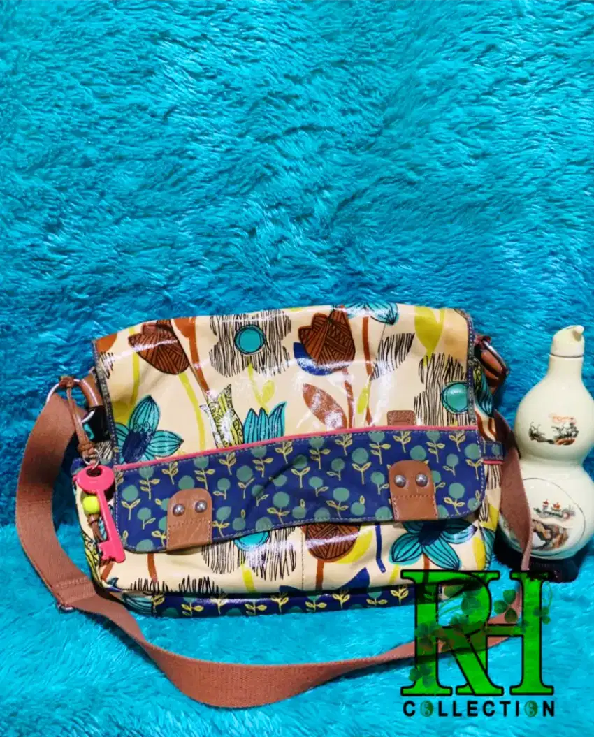 TAS SELEMPANG F*SSIL KEYPER COATED CANVAS FLORAL MULTI COLOR