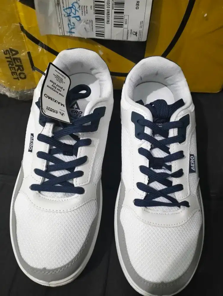 Sepatu pria Aerostreet ukuran 43