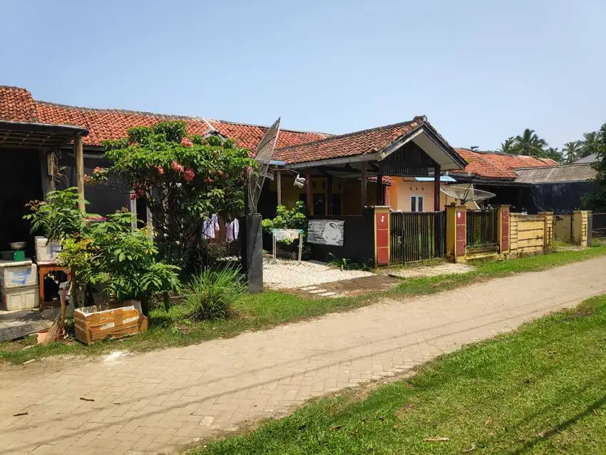 Rumah Pinggir Jalan Raya Dekat PLTU Labuan