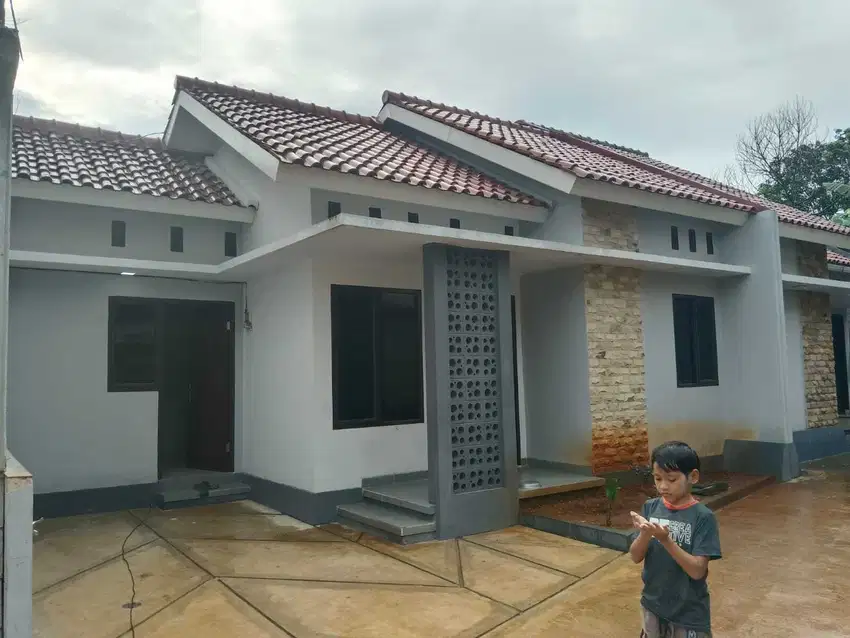 Rumah siap huni desain modern dengan halaman terbuka dan taman ruang