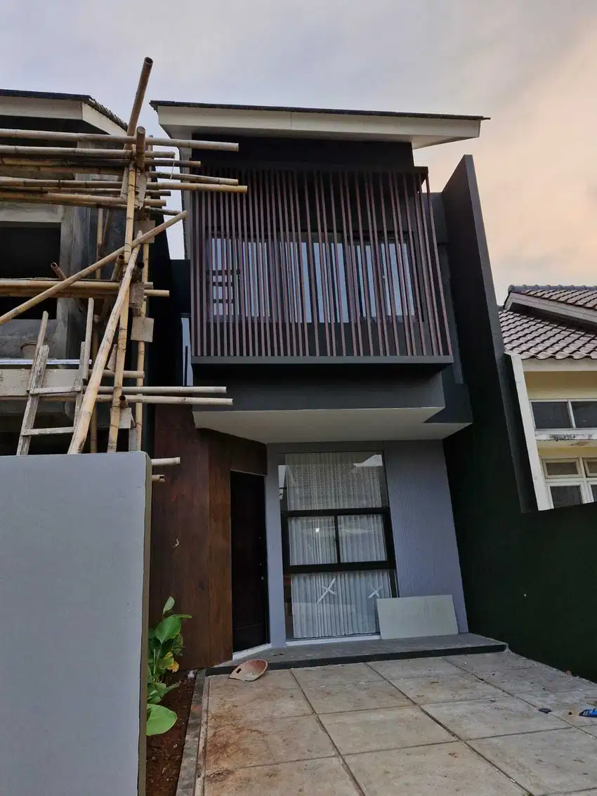 RUMAH TELARIS DENGAN TANAH DAN BANGUNAN YANG LUAS