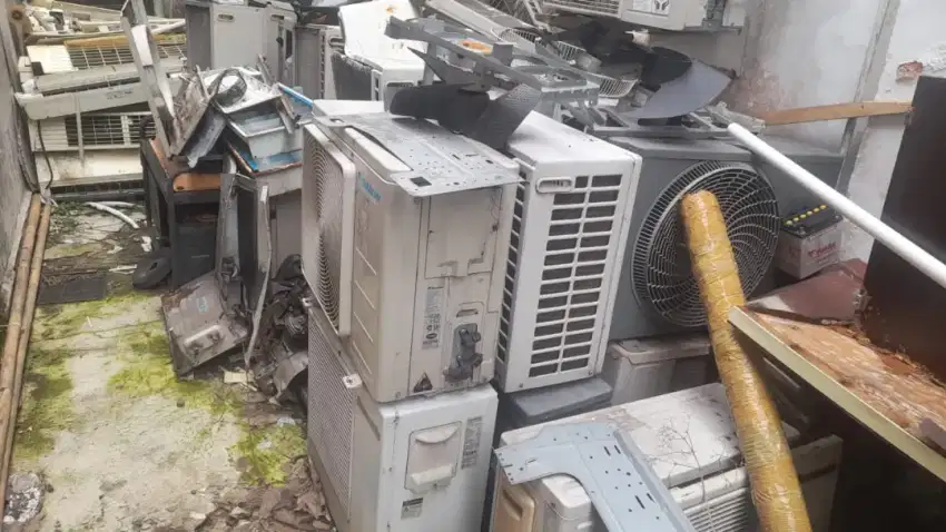 Penampongan ac bekas atau rusak