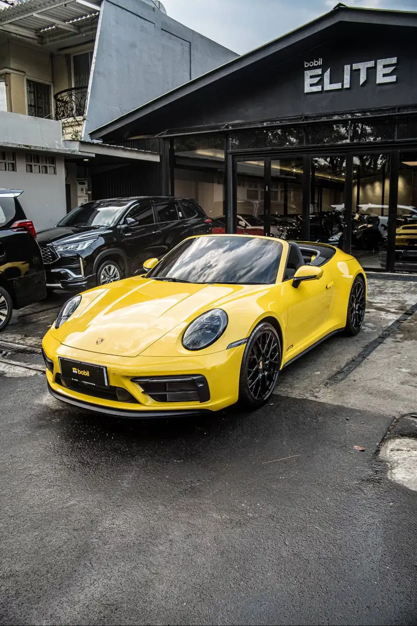 2023 Porsche 911 Carrera 4 GTS Cabriolet Racing Yellow
