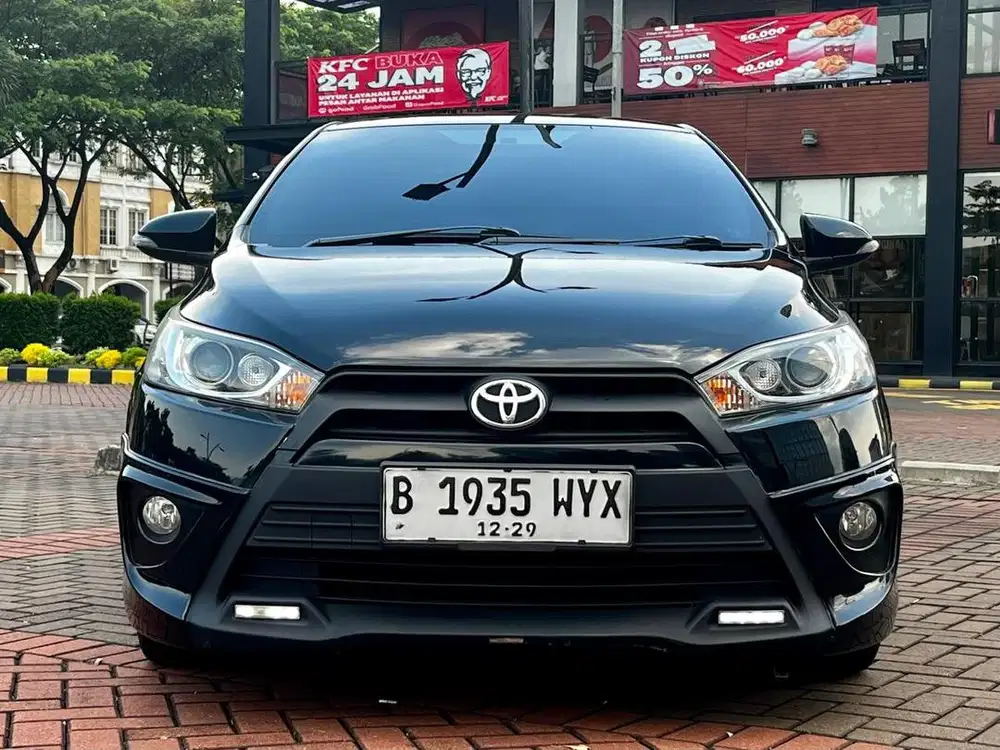 Yaris 1.5 AT S TRD, Hitam