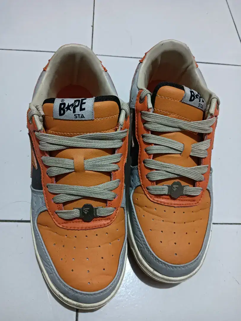 Sepatu BAPE motif