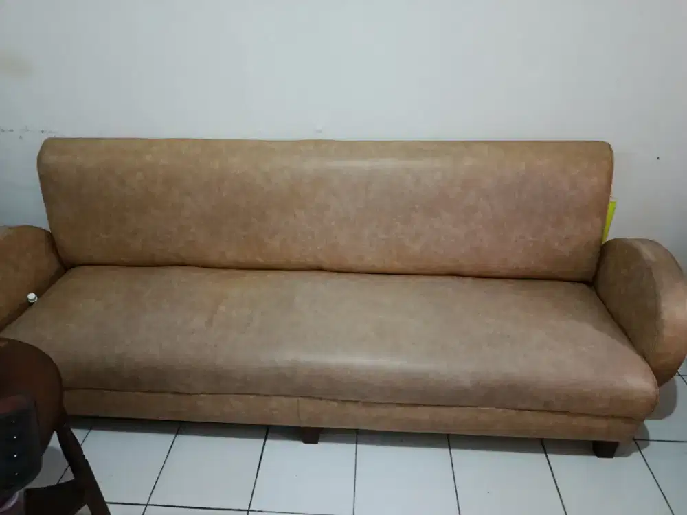 Kursi panjang bisa untuk 4-5 orang