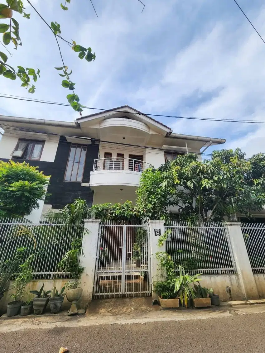 Rumah Mewah Besar di Komplek Cibolerang Indah