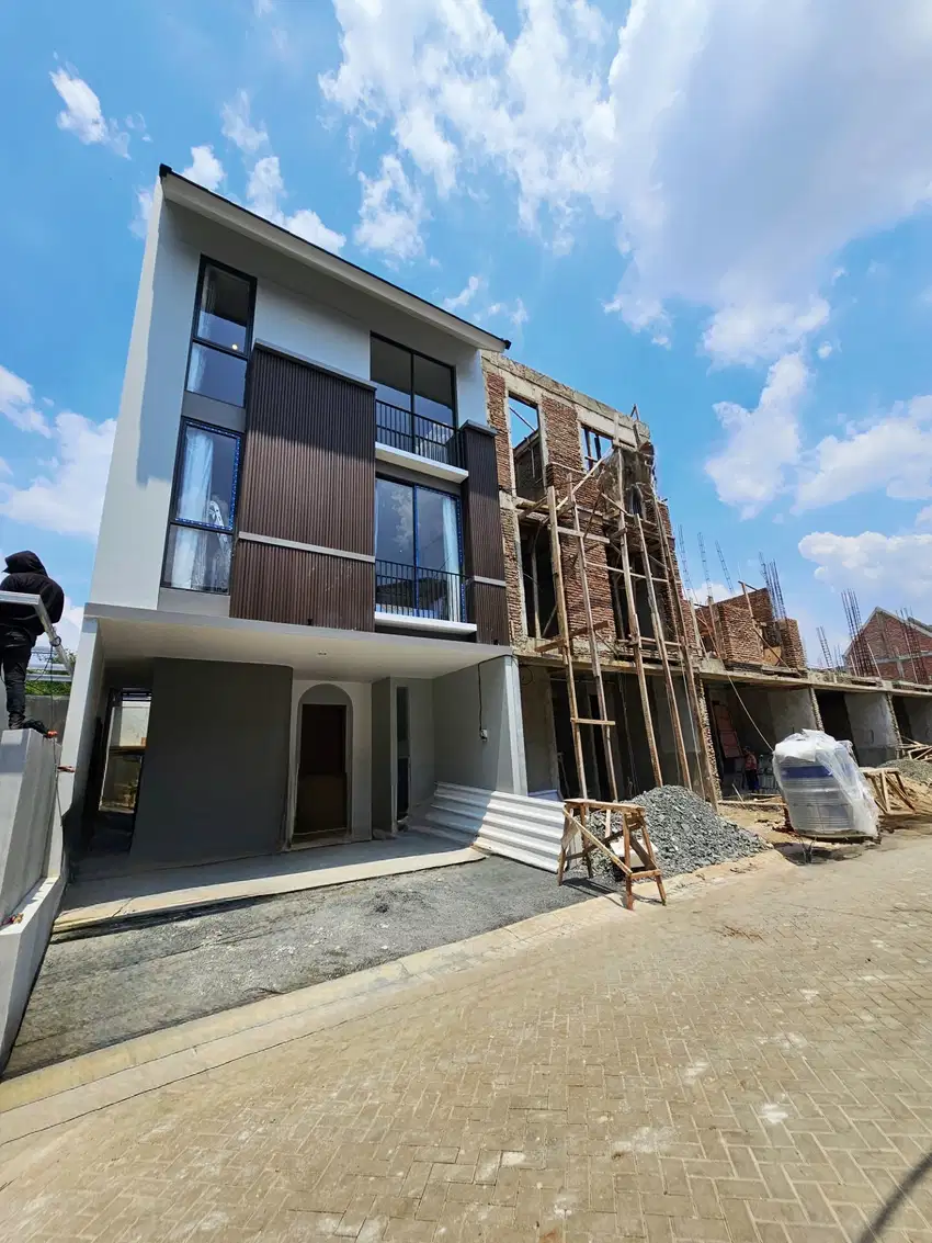Rumah Lebak Bulus Dijual. Dekat MRT, Dalam Komplek Elit. UNIT BARU