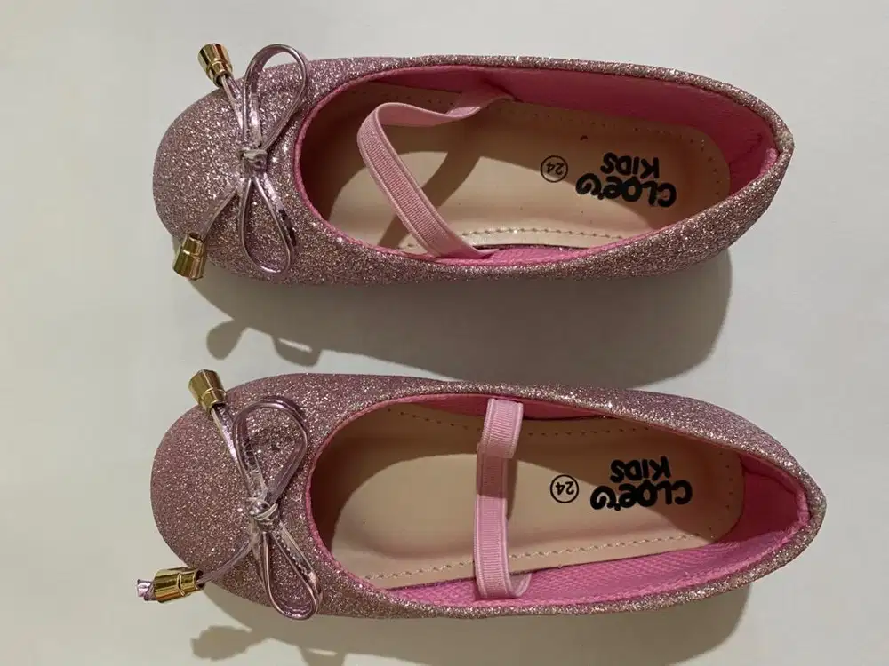 Sepatu anak perempuan