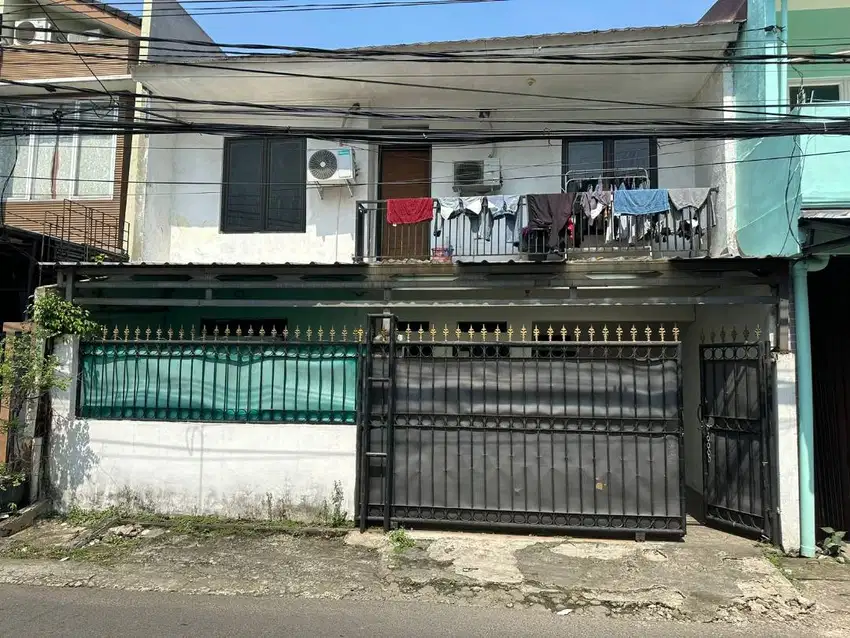 Disewakan rumah 2 lantai, lokasi di Cawang belakang BKN