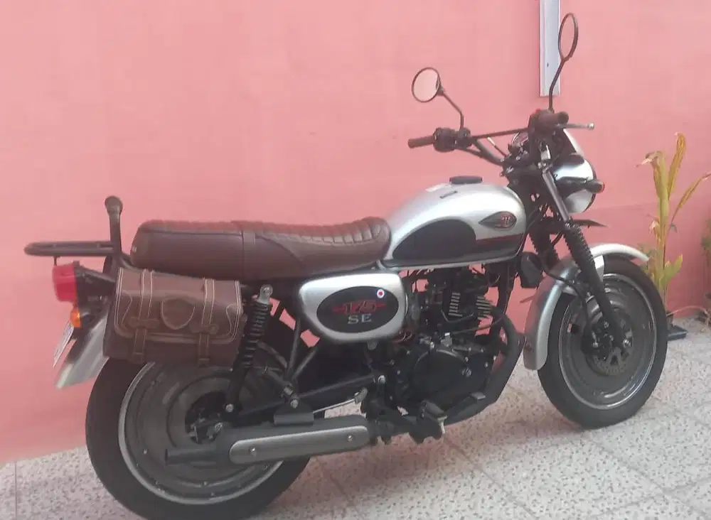 Kawasaki W175 SE Silver Tahun 2022