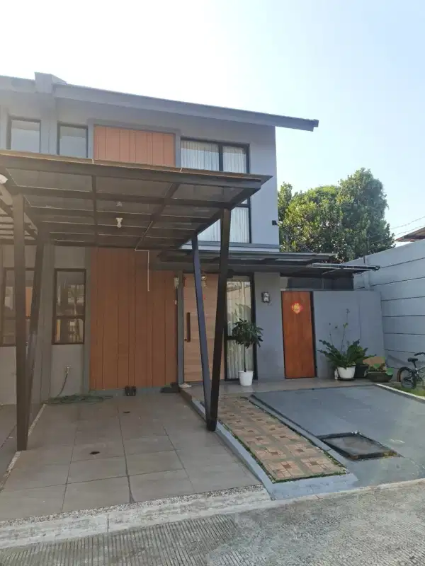 Rumah 2 lt Cendana View Lippo Dijual segera
