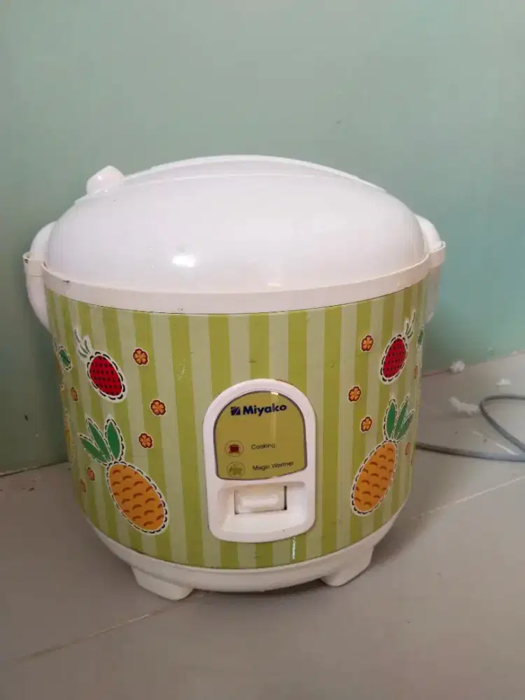 Rice cooker bekas merek MIYAKO kapasitas 2 liter