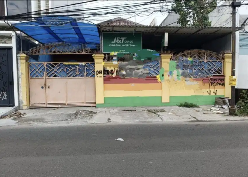 Rumah sunter hadap timur pinggir jalan raya
