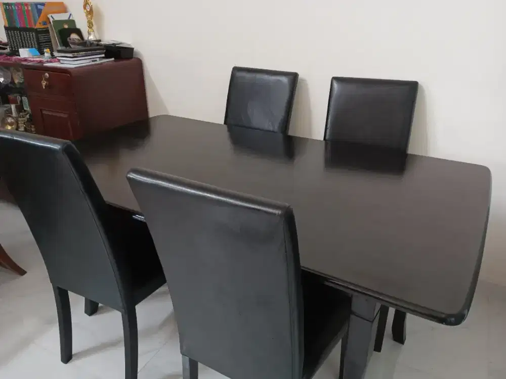 Satu set meja makan jati