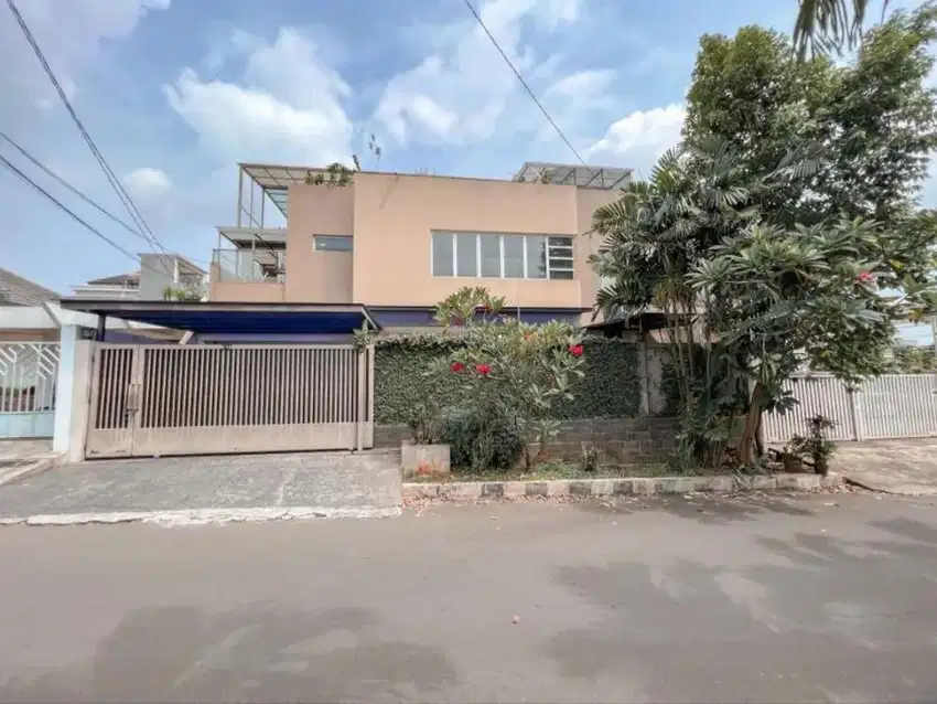 Rumah Jl Karmel III ada S. Pool