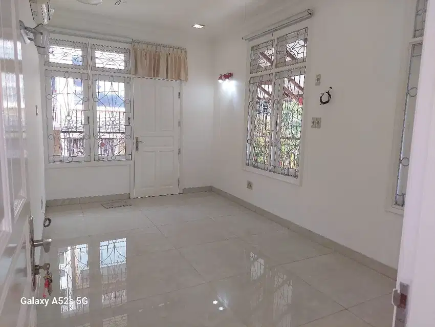 Jual Rumah Huk 2.5 Lantai Semi Furnished Tanjung Duren Jakarta Barat