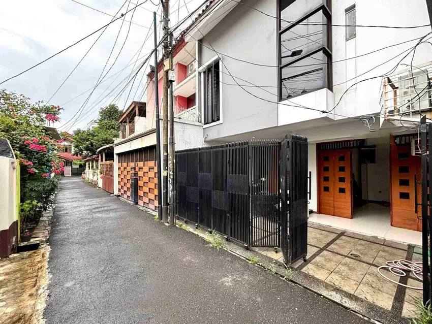Dijual Rumah Nyaman dan Siap Huni, Dekat Taman, Lokasi di Tebet