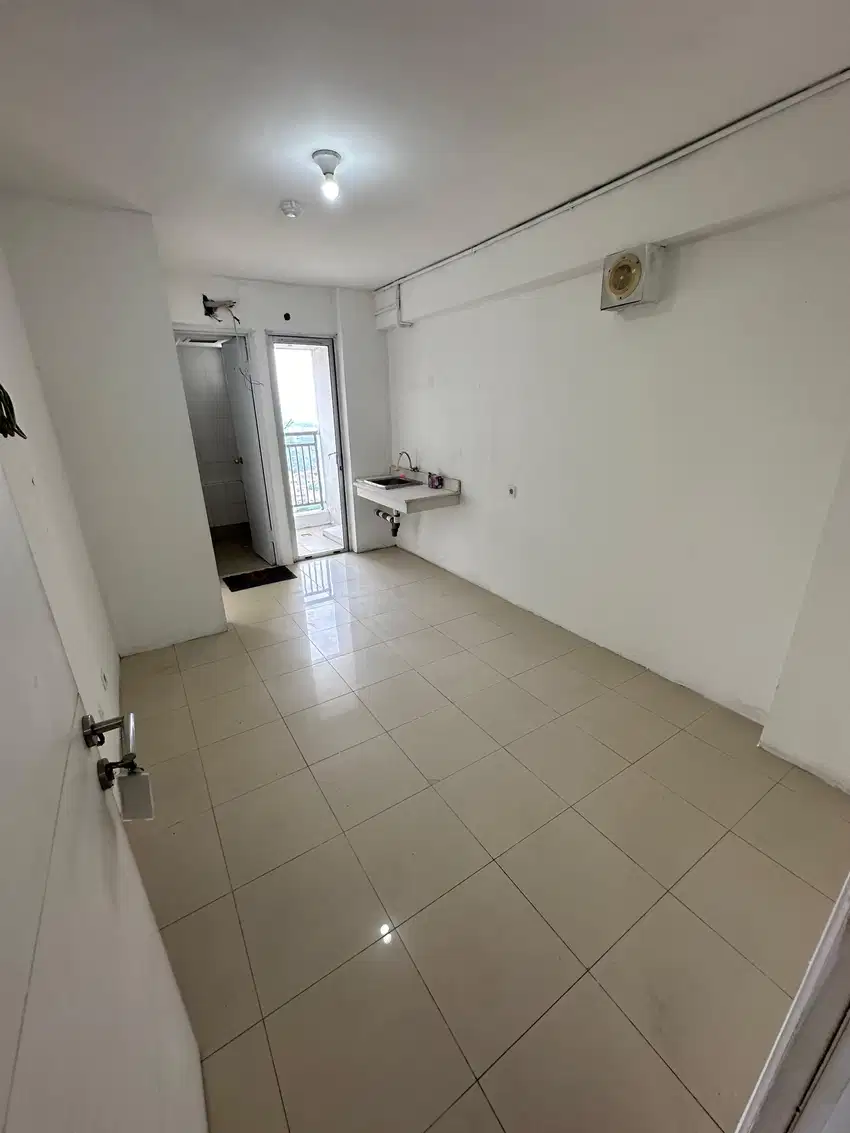 DISEWAKAN 2BR UNFURNISHED VIEW KOLAM RENANG FLAMBOYAN FREE IPL BASSURA