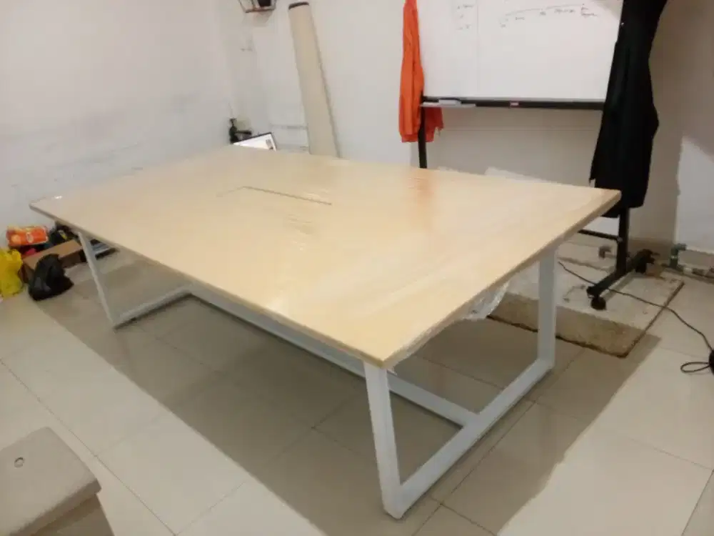 Meja meeting solid