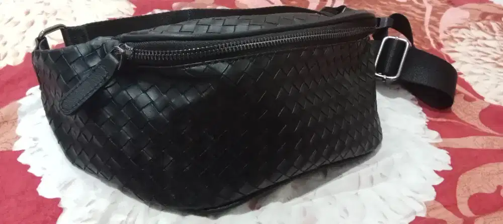 Tas selempang rajutan kulit