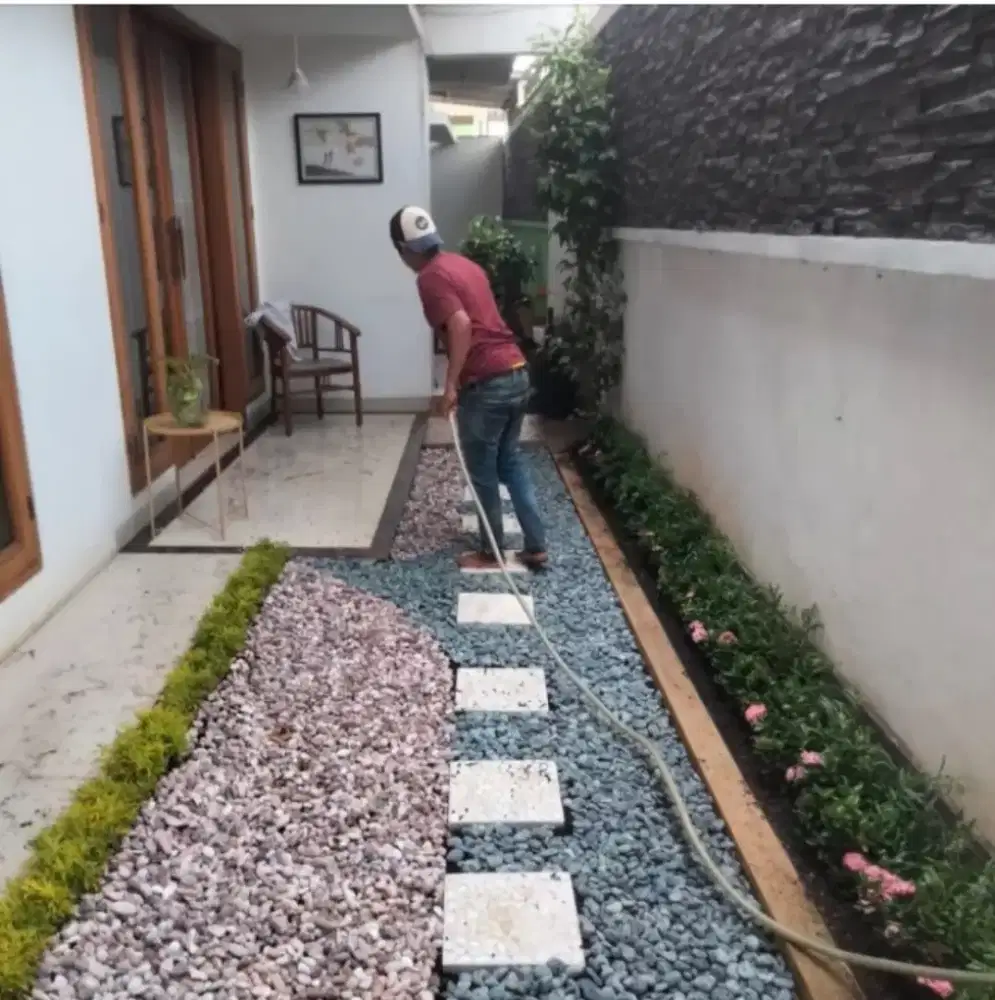 Taman rumput minimalis depan rumah di sektor 9 Bintaro