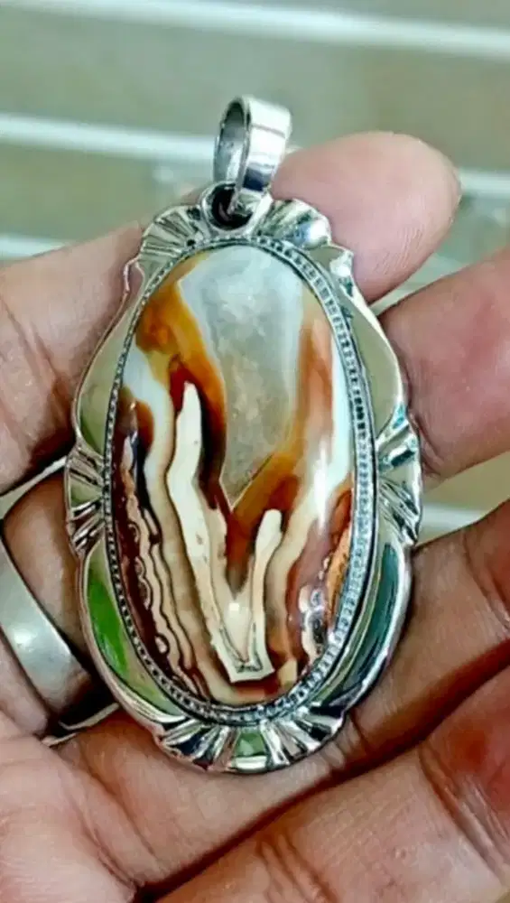 BATU AKIK NATURAL LIONTIN KARANG NUNGGAL MOTIF TANGAN MEMOHON PADA-nya