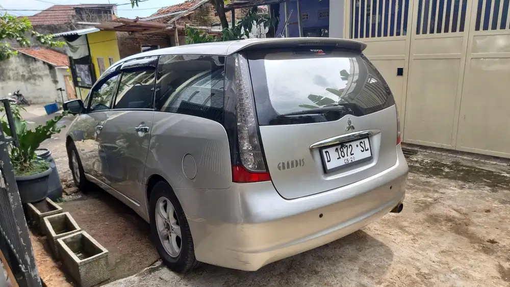 Mitsubishi Grandis 2006 Bensin