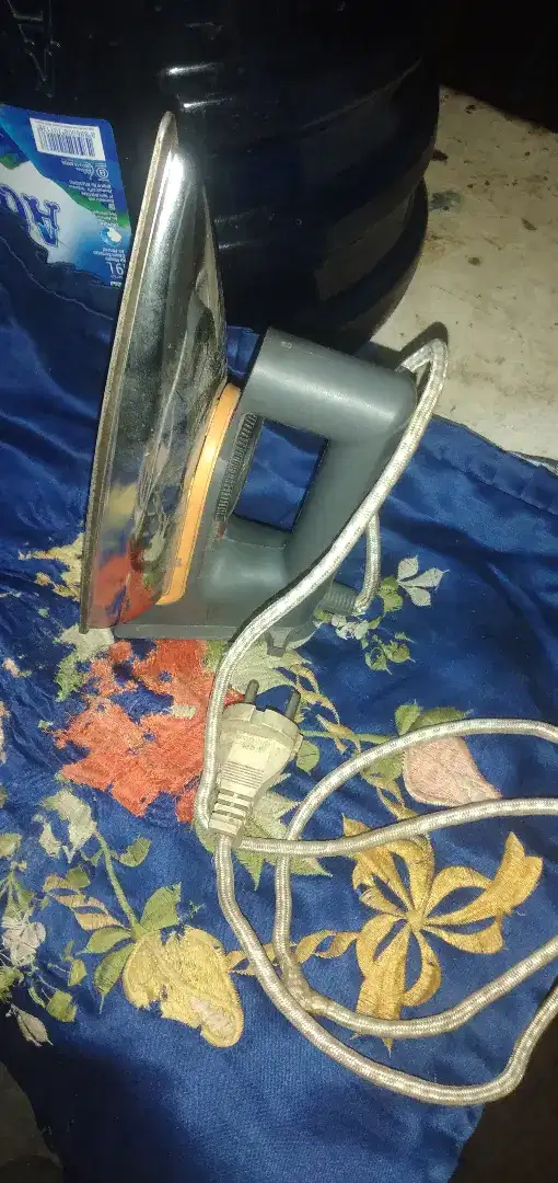 Setrikaan merek maspion masih ori hanya saja mati males benerin.
