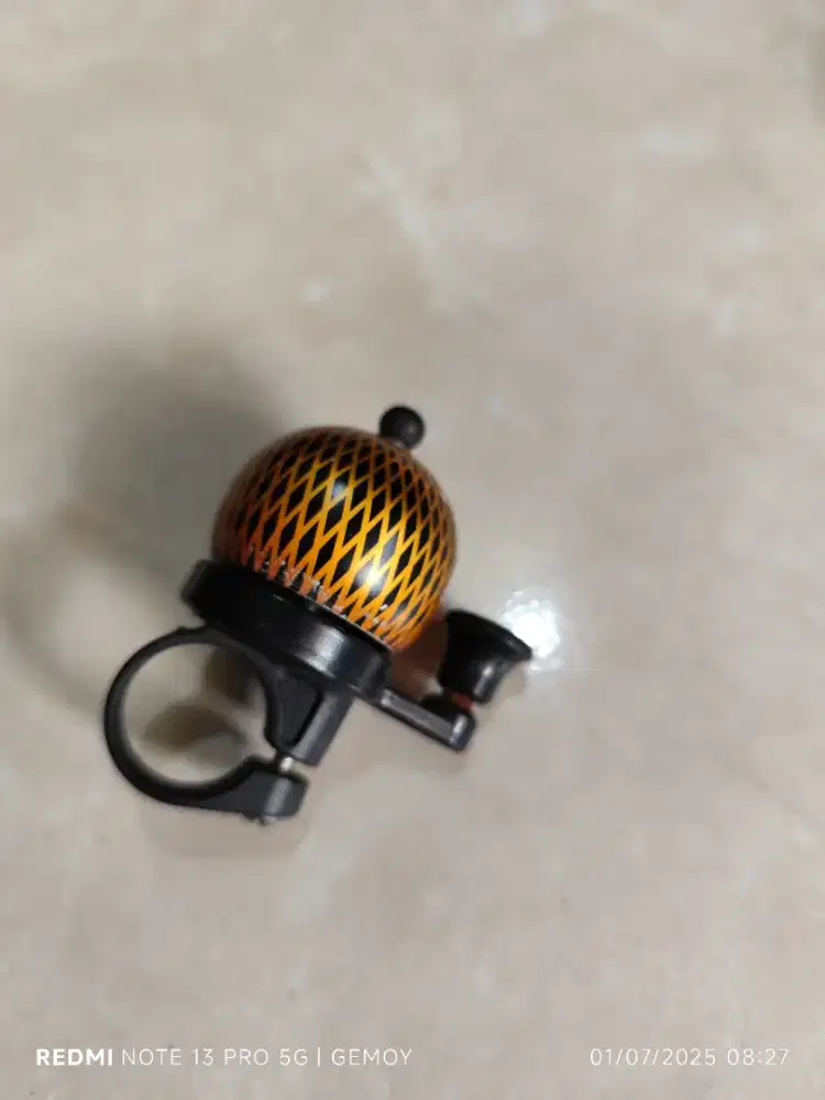 Bel sepeda kubah emas