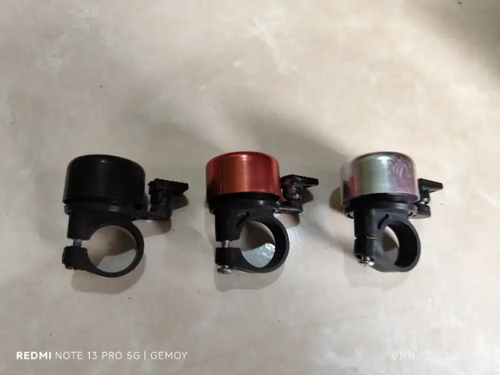 Bel sepeda merah putih