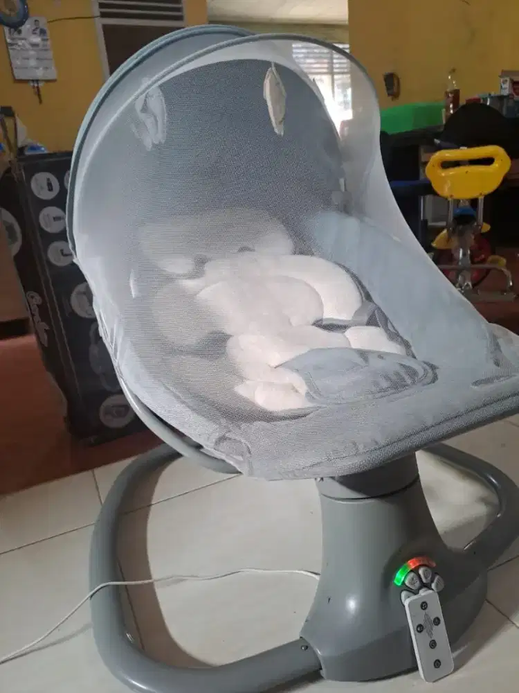 Cocolatte bouncer snuggli 2.0 with footrest